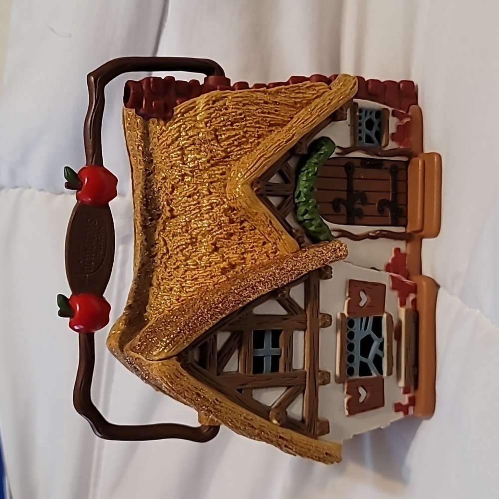 Disney Snow White Animator’s Collection cottage